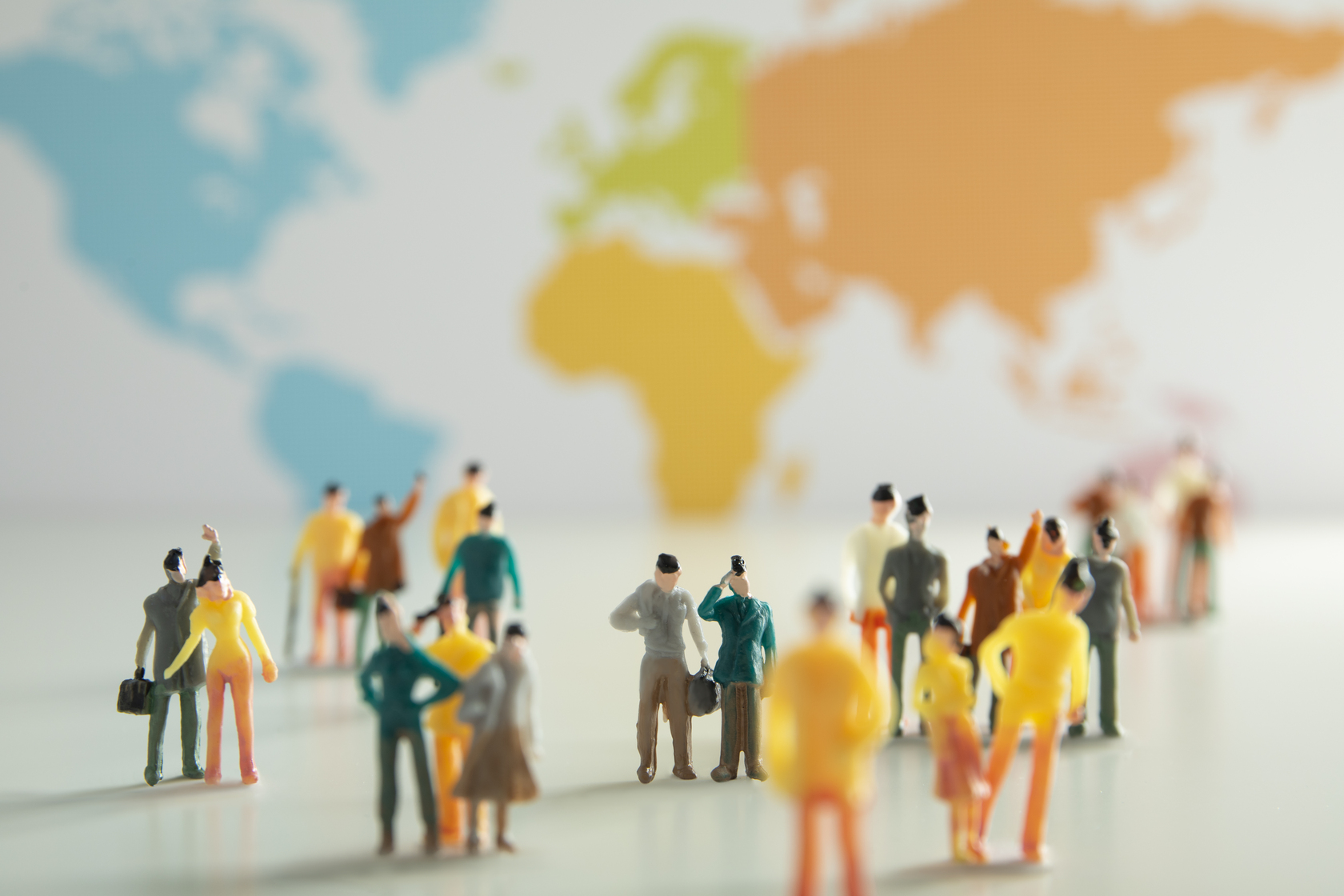 gente-y-mapa-del-mundo-alto-angulo-1